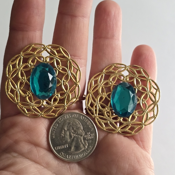 Vintage earrings large big green gem gold tone filigree pierced posts - Picture 12 of 13